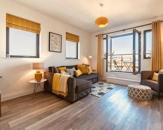 The Penthouse Margate, Balconies, Sea View, Gated Parking, Air Con! - Margate - Living room