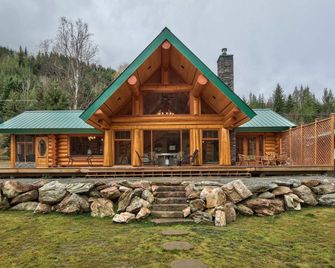 Luxury Log Cabin for a Group Getaway to Forest Lake in British Columbia - Barriere - Building