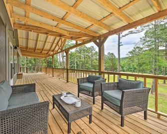 Updated Tuskahoma Cabin with Fire Pit and Deck! - Tuskahoma - Patio