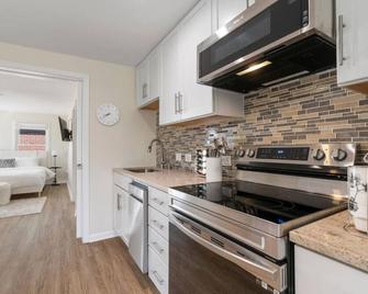 Dreamy Apartment in Downtown, 1 BDR, Kitchen, Luxury Bath, Walk to Shops and Entertainment - Herndon - Kitchen