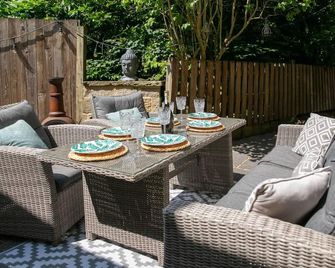 Remarkable 4-Bed House Near Leeds Airport - Yeadon - Патіо