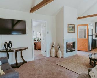 Overlook Cottage - Cloverdale - Living room