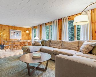 1 Mile to Sunday River! Hot Tub! Fire Pit! Sleeps 11! - Newry - Salon