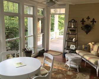 Bourbon Estate sleeps 12, 6 BRs, 47ac of Waterfalls, Meadows and Creek - Bardstown - Living room