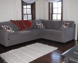 A Beautifully Restored Loghouse That Combines Heritage With Modern Amenities. - Sherwood Park - Living room