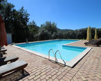 Large apartment with shared swimming pool, located in a natural park, Rome 100 km - Arce - Piscina