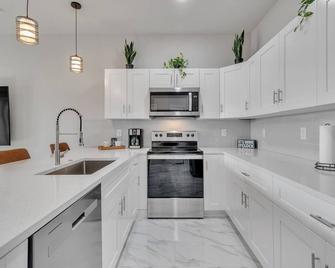 Serene Golf View Retreat Duplex - Lehigh Acres - Kitchen