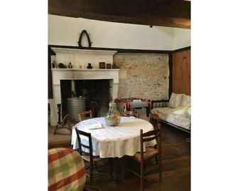 Rejuvenating stay, quiet, in a cottage with rustic charm - Champagne-et-Fontaine - Comedor