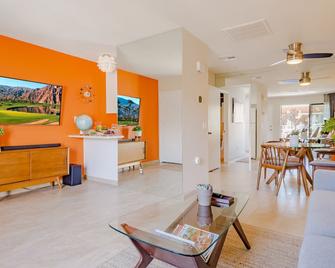 Jacinto's HideAway: Walk to everything in Palm Springs, - Palm Springs - Living room