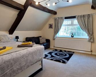17th-Century One Bed Studio with Parking & Garden! - Retford - Bedroom