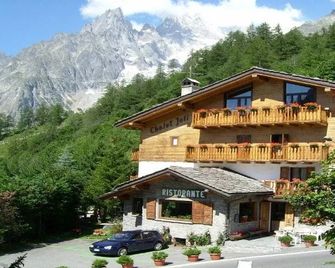 Hotel Chalet Joli - Courmayeur - Building