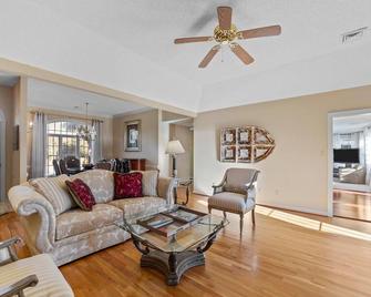 Gathering Place - Waterfront with Pier and Large Yard - Havelock - Living room