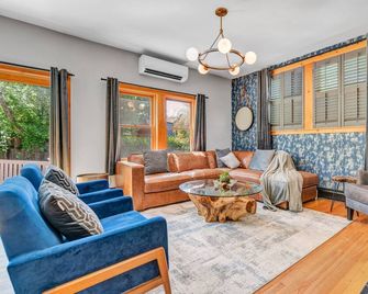 New Vermont Luxury In Woodstock Village: Private Home, Pond & Mountain Views - Woodstock - Huiskamer