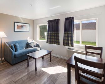 Quality Inn & Suites Kennewick Tri-Cities - Kennewick - Living room