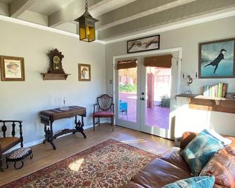 Charming Historic Apartment Cottage at Ridgewood Ranch - Willits - Wohnzimmer