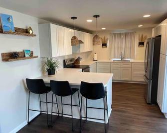Centrally Located - Newly Built - Walk To The Beach! - Avon - Cocina