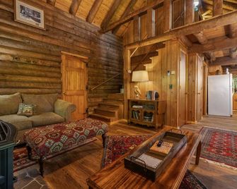 Little Log Cabin in the Woods - Saluda - Living room