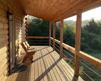 Charming 3-bedroom cabin with WiFi, AC in serene countryside - Madisonville - Balcony