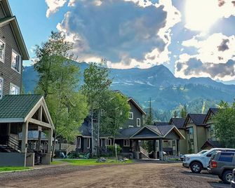 Family & Groups | 2 Q beds + 2 Twin | Walk to Trails - Fernie - Building