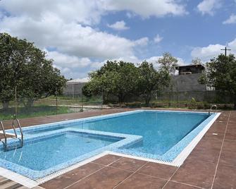 Serenity Farms - Best Farmhouse in Hyderabad with Swimming Pool - Haiderabad - Zwembad