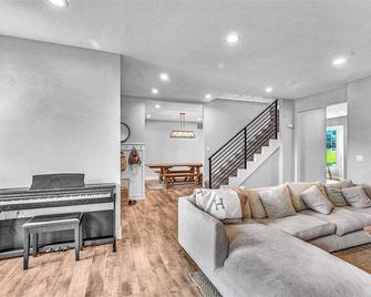 Modern Barn Style Home + Hottub+ Gameroom+ Mt Hood - Boring - Living room