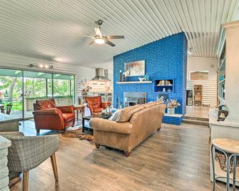 Lakefront Brownwood Home w/ Private Boat Dock - Brownwood - Wohnzimmer
