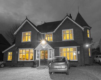 Gatwick Turret Guest House - Horley - Building