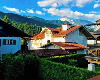 Alpine Escape Holiday Home with Mountain View - Garmisch-Partenkirchen - Building