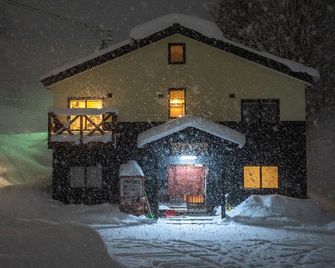 Niseko Tabi-Tsumugi Backpackers - Kutchan - Building