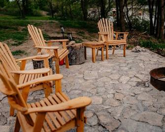 The Honey Hut Think of On Golden Pond - Mount Sterling - Patio