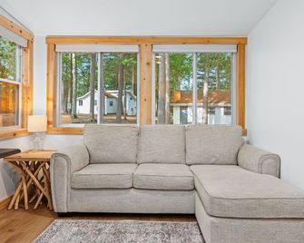 'Cabin Fever' on Arbutus Lake - Traverse City - Living room