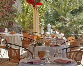 هوستيلير دو باسيور - ليه ايزي-دو-تاياك-سيروي - مطعم