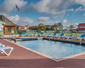 Mackinac Lodge - Mackinaw City - Pool