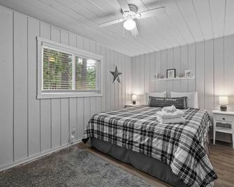 Cabin #6 - Strawberry (Tuolumne County) - Bedroom