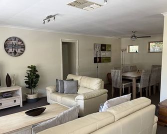 Echuca Retreat Holiday House - Echuca - Living room