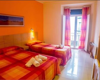 Inter Puerta Del Sol Pension - Madrid - Slaapkamer