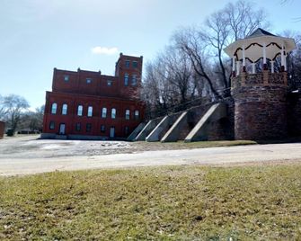 Stay in the Old Hauenstein Brewery on the 1st level - New Ulm - Gebouw