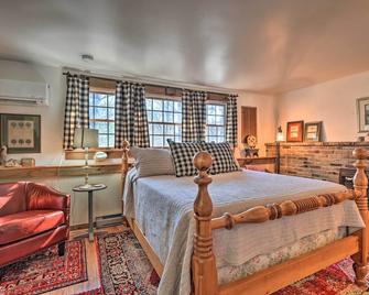 Berkeley Springs Haven with Sleepy Creek Access! - Berkeley Springs - Bedroom