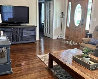 Family getaway beautiful wraparound porch sleeps 13+ near hiking and state parks - Caledonia - Sala de estar