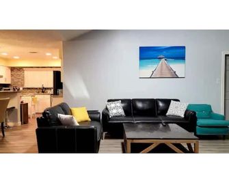 Cozy 3-bedroom residential home at cul de sac - Jersey Village - Living room