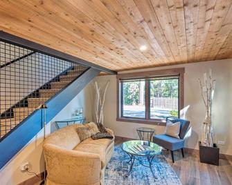 Walk to Dock and Tahoe City Modern Lakeside Cabin - Tahoe City - Living room