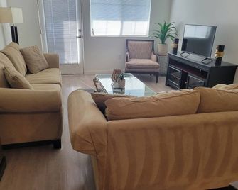Quiet Private one Bedroom One Bathroom - Brentwood - Obývací pokoj