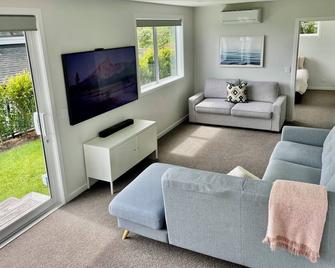 Modern Coastal Family Home in Stanmore Bay! - Whangaparaoa