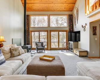 Paddle, Swim, Bike & More: Lake Wallenpaupack Home - Lakeville - Living room