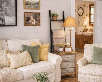 Vintage 1940 Farmhouse Retreat Near Round Top - La Grange - Living room