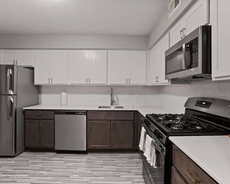 Welcoming 2br 2ba Retreat With Modern Comforts - Rochester Hills - Keuken