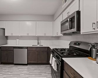 Welcoming 2br 2ba Retreat With Modern Comforts - Rochester Hills - Küche