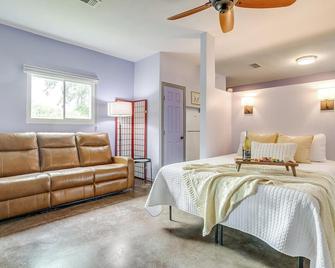 Villa 101, Scenic river view from patio - Glen Rose - Bedroom