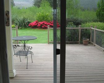 Perfect for families, couples, and small groups that value privacy. - Tillamook - Varanda