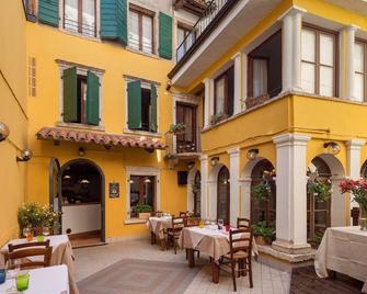 an old locanda that is an italian landmark about 200 years old DOUBLE 4 - Caprino Veronese - Binnenhof